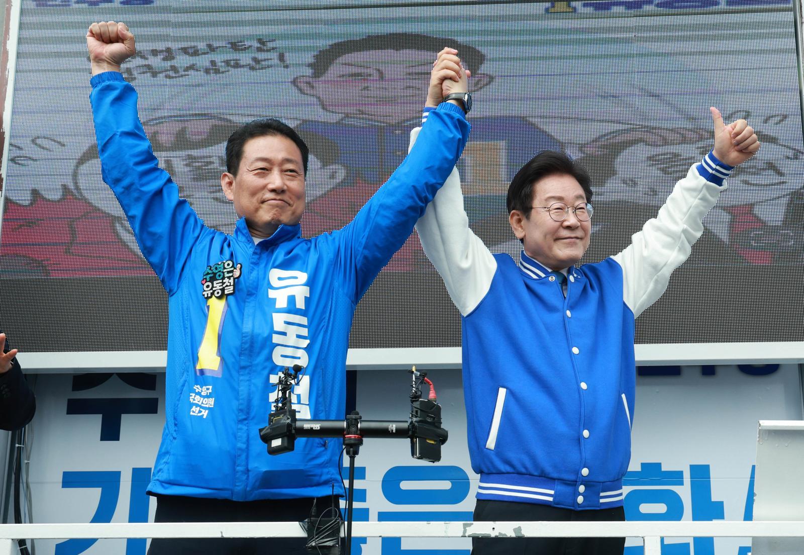 당시 이재명 더불어민주당 대표가 부산 수영구 올리브영 부산수영로점 옆에서 유동철 수영구 후보 지지유세를 하고 있다. 2024.04.04. 뉴시스