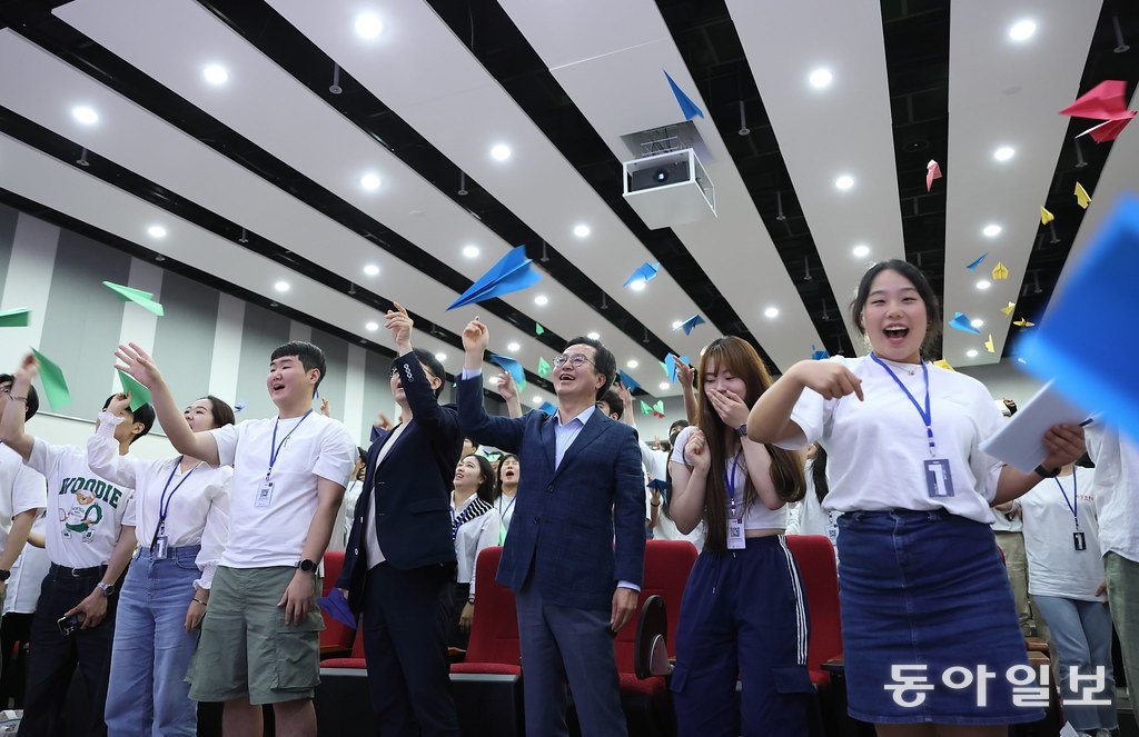 김동연 경기도지사가 화성 YBM 연수원에서 2023년 경기청년 사다리 프로그램 참여자 예비교육에 참석해 종이비행기를 날리고 있다. 경기도 제공