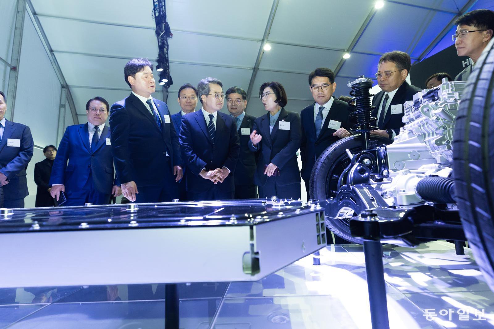 지난달 28일 안성에서 19번째 민생경제 현장투어에 나선 김동연 경기도지사는 서운면 안성 제5 일반산업단지에서 현대자동차그룹, 안성시, 경기주택도시공사, 윤종군 국회의원과 함께 차세대 배터리 연구소 설립을 위한 투자협약 이후 김보라 안성시장 등과 시설을 둘러보고 있다. 경기도 제공