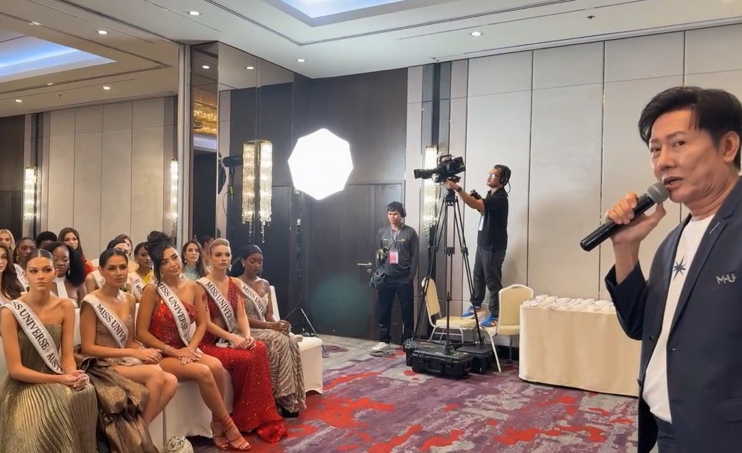 집단 퇴장 사태가 벌어졌던 현장의 모습. 사진 오른쪽엔 마이크를 잡고 있는 나와트 이차라그리실 이 보인다. 미스 유니버스 태국 페이스북 영상 캡처