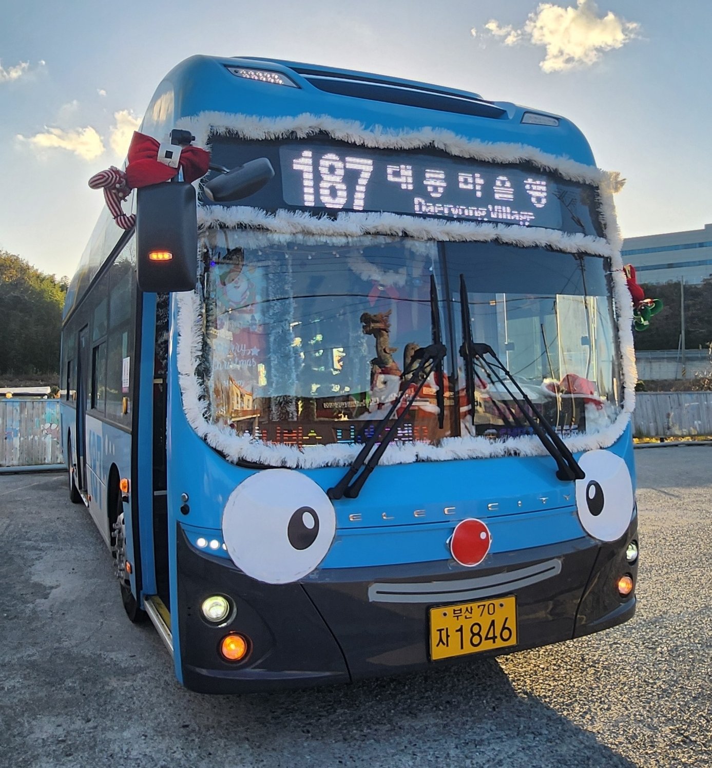 부산 187번 산타버스의 앞모습. 새로운 저상형 수소 전기버스에 크리스마스 장식이 달려있다. 주형민 제공