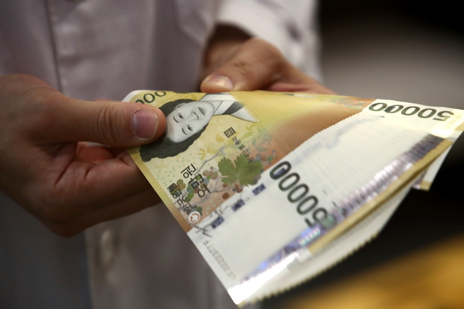 15일 서울 중구 하나은행 위변조대응센터에서 직원이 5만원권을 확인하고 있다. 한국은행이 지난 14일 발표한 ‘2023년 중 5만원권 환수율 동향’에 따르면 지난해 5만원권 환수율(발행 대비 환수 비율)은 2018년(67.4%) 이후 5년 만에 가장 높은 67.1%를 기록했다. 2024.1.15/뉴스1
