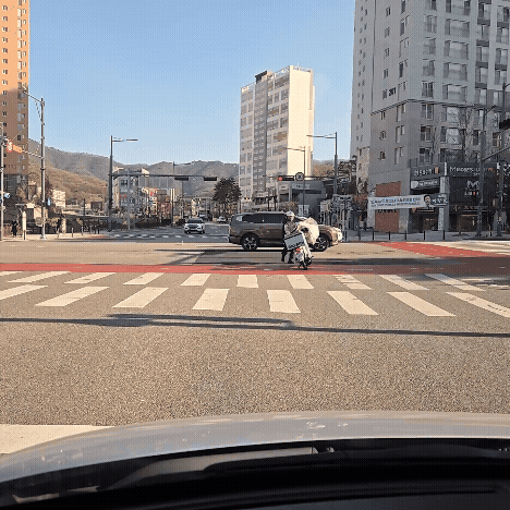 신호 대기 중 도로에 떨어진 쓰레기를 직접 주워 옮기는 배달기사의 모습 영상. 보배드림