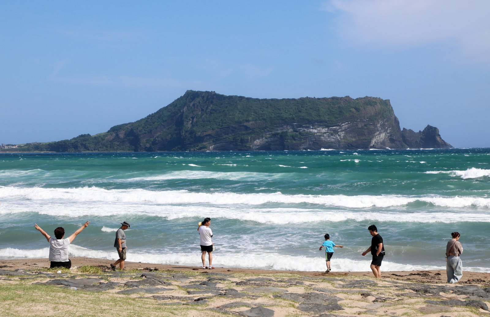 지난 9월22일 오전 제주 서귀포시 성산읍 신양해수욕장에서 관광객들이 시원한 가을 바람을 느끼고 있다. 2025.9.22 뉴스1