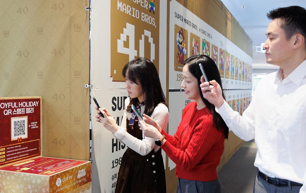 잠실 롯데월드몰 B1층, 1층, 3층, 5층 등 총 8곳에 위치한 ‘조이풀 홀리데이 QR 스탬프 랠리’에 참여하는 고객들.