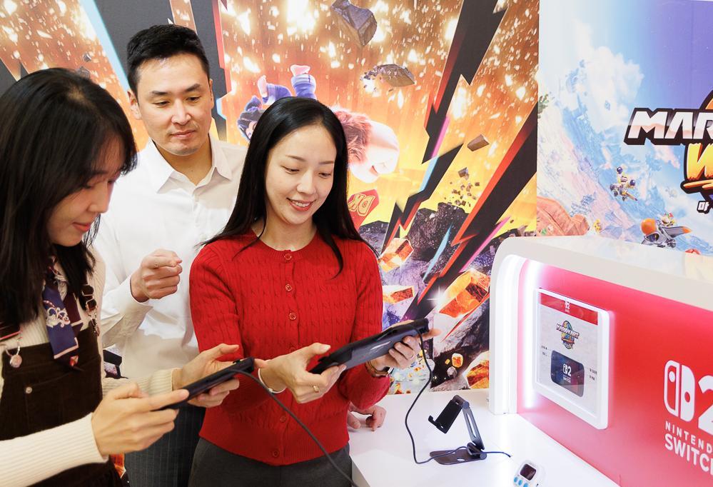 잠실 롯데월드몰 B1층 ‘슈퍼 마리오 게임파크’에서 게임을 구경하는 고객들.