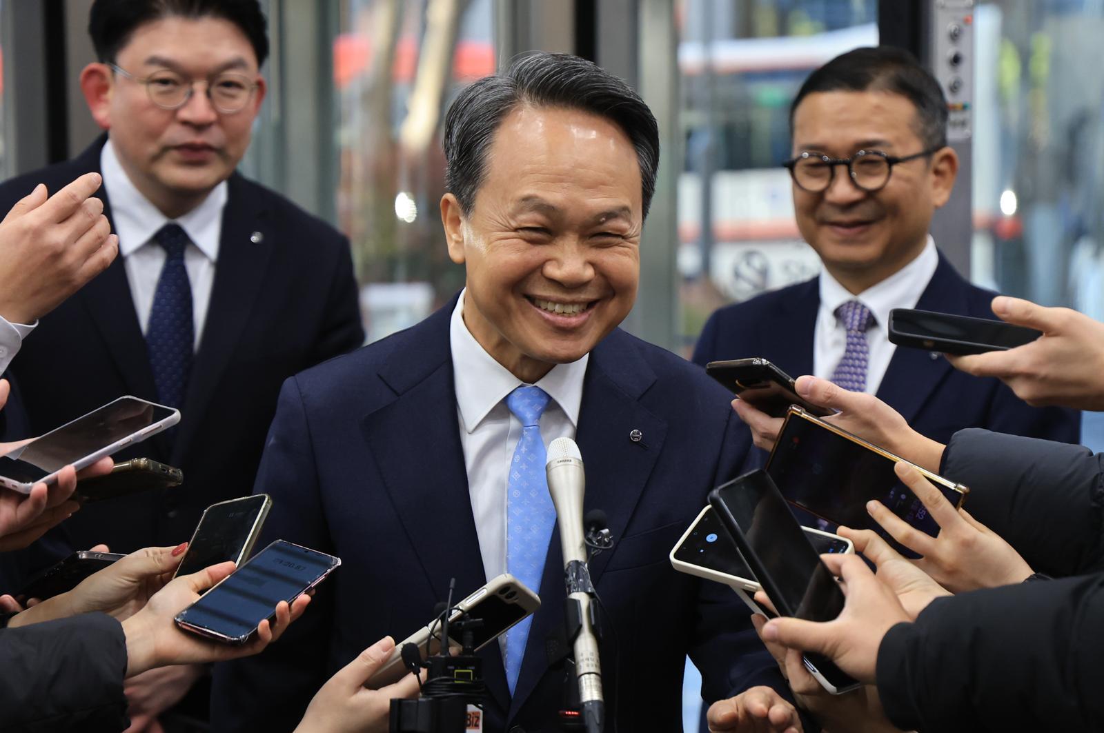 신한금융지주 차기 회장 후보인 진옥동 현 신한금융지주 회장이 4일 오전 서울 중구 신한금융지주 본사에서 열린 개별 최종 면접에 참석해 미소를 짓고 있다. 2025.12.4/뉴스1