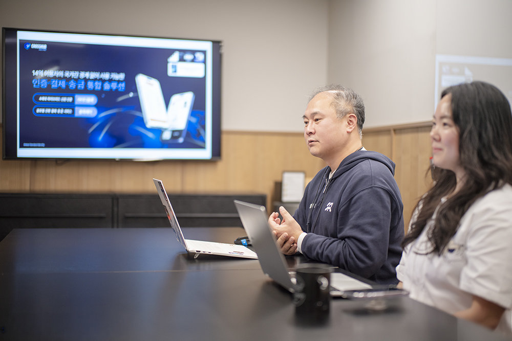 김재설 대표(좌)와 박수정 CFO (우, 최고재무책임자)가 인터뷰에 참여했다 / 출처=IT동아