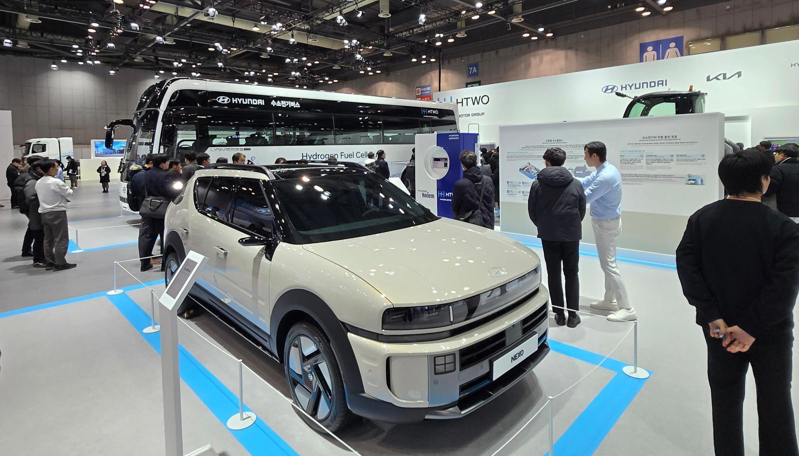 4일 경기 고양시 킨텍스 제2전시장에서 열린 수소산업 박람회 ‘월드 하이드로젠 엑스포(WHE) 2025’ 현대자동차그룹 공동부스 안에 현대차의 수소전기차(FCEV) 스포츠유틸리티차량(SUV) ‘디 올 뉴 넥쏘’가 전시돼 있다. 고양=뉴스1