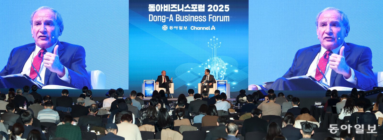 4일 서울 중구 신라호텔에서 열린 ‘동아비즈니스포럼 2025’에서 기조연설을 맡은 조지 프리드먼 지오폴리티컬 퓨처스 회장(연단 위 왼쪽)이 강연 후 문정빈 고려대 경영학과 교수와 대담을 하고 있다. 송은석 기자 silverstone@donga.com
