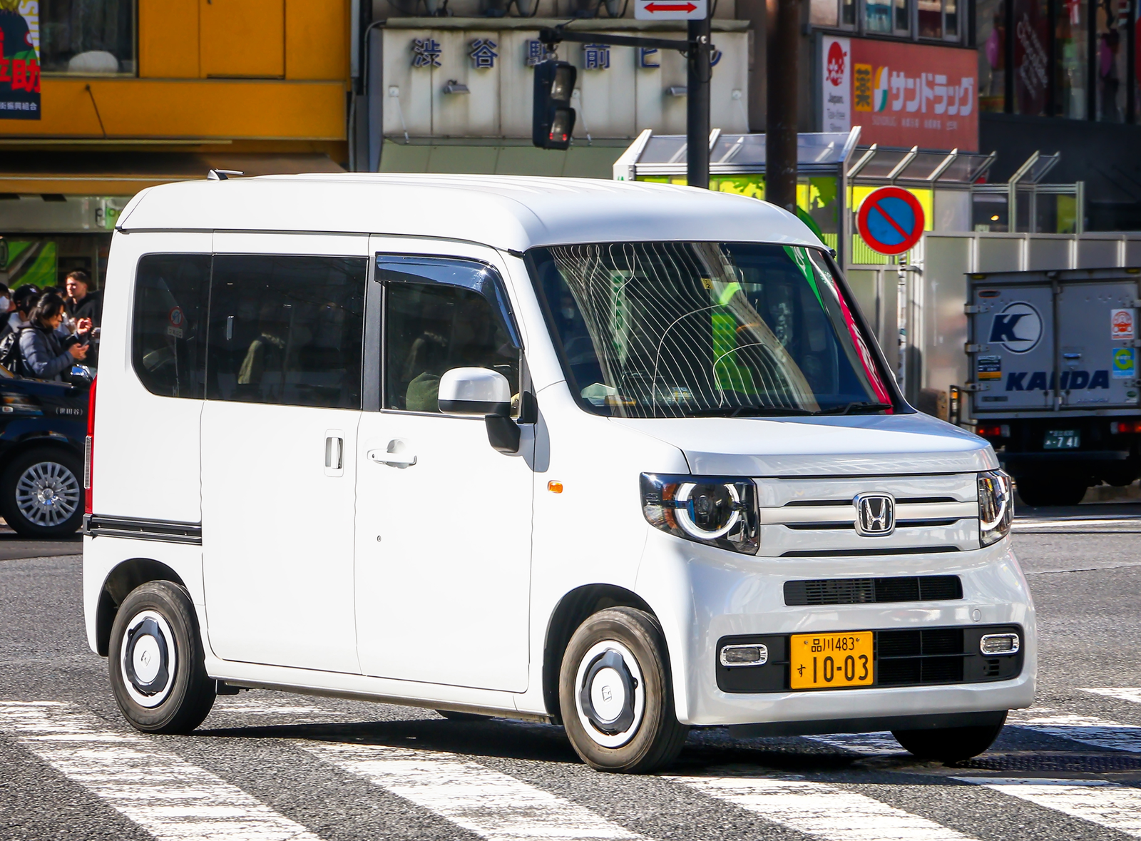 일본을 대표하는 경차인 혼다 N-VAN이 거리 위를 다니는 모습. 게티이미지