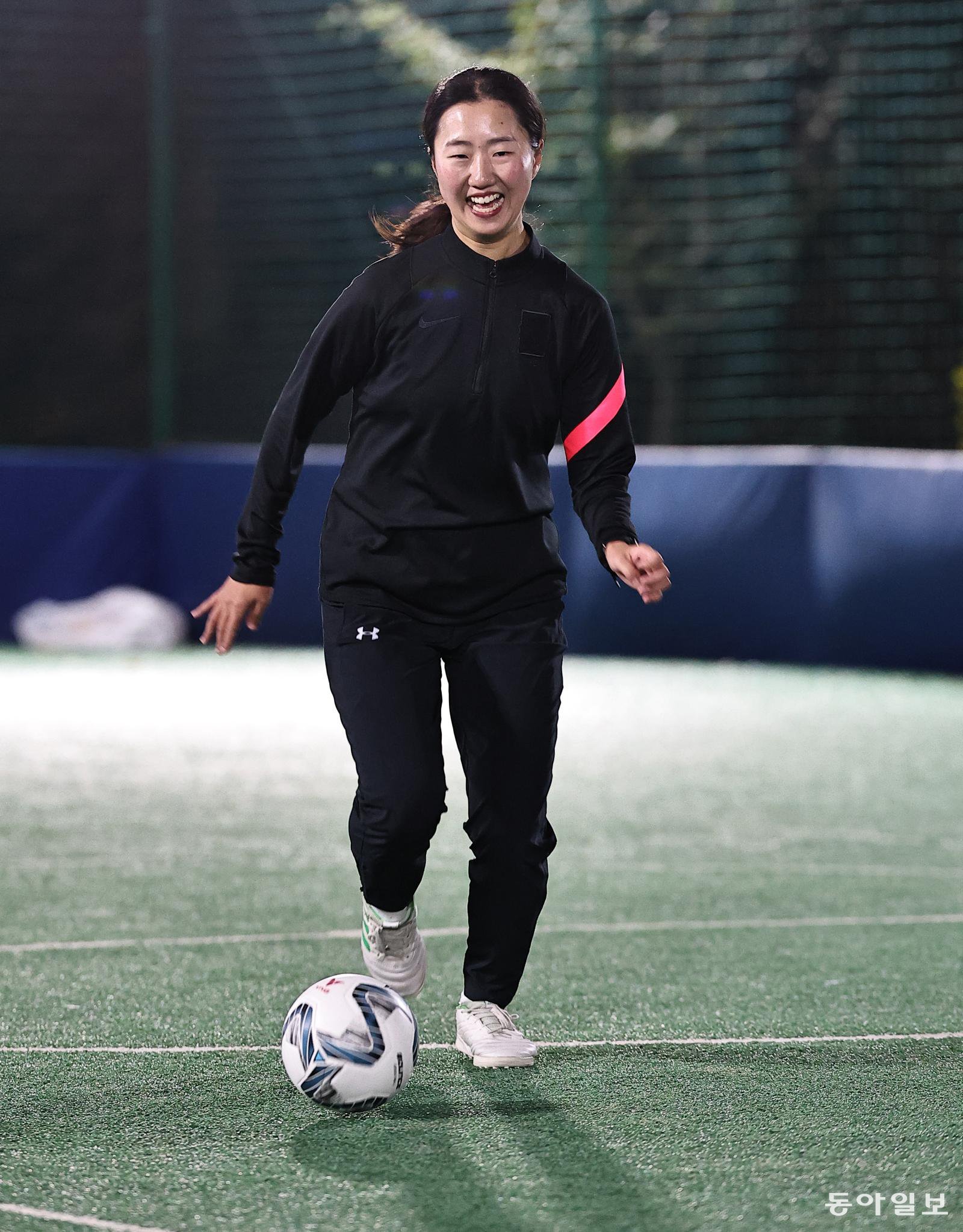 권진희 한국도핑방지위원회(KADA) 홍보실 대리가 서울 송파구 송내유수지축구장 풋살장에서 활짝 웃으며 드리블하고 있다. 어릴 때 주말 조기축구 나가는 아빠를 따라다니며 축구를 접한 그는 서울시립대 여자축구부 창단 멤버로 활약했고, 사회생활을 하면서도 축구로 건강을 다지고 있다. 양회성 기자 yohan@donga.com
