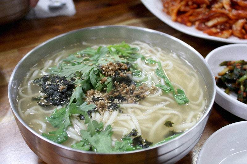 대전 서구 둔산동 ‘대선 칼국수’의 대표 메뉴 칼국수. 가격은 9000원이다. 김도언 소설가 제공