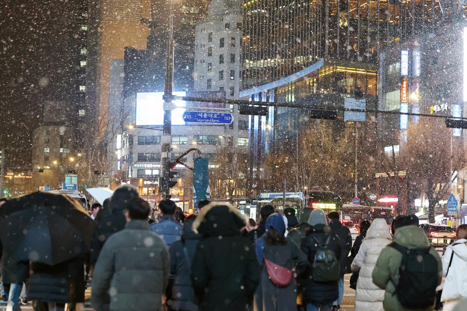 첫눈이 내린 4일 오후 서울 광화문 네거리에서 퇴근길 시민들이 발걸음을 재촉하고 있다. 2025.12.4/뉴스1