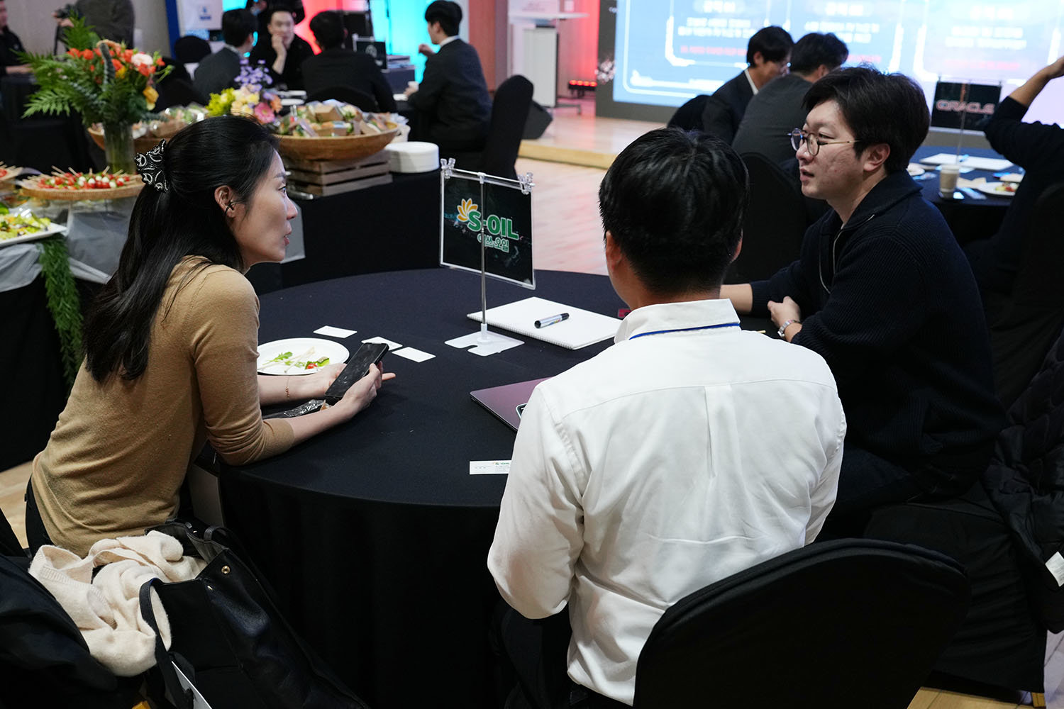 투자사 관계자와 스타트업 대표가 사업에 대해 이야기를 나누는 모습 / 출처=IT동아