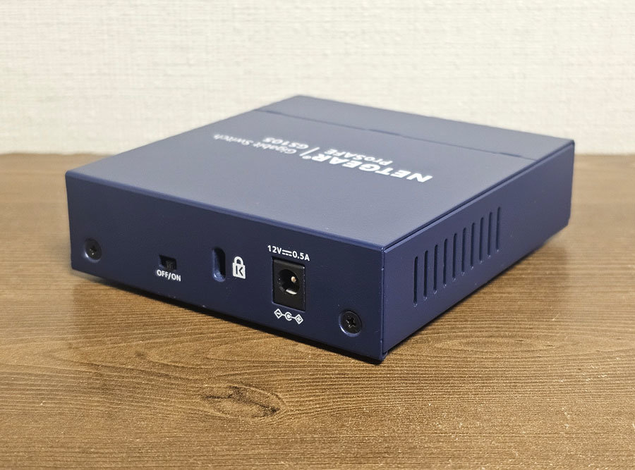 넷기어 GS105v5 제품 측후면 / 출처=IT동아