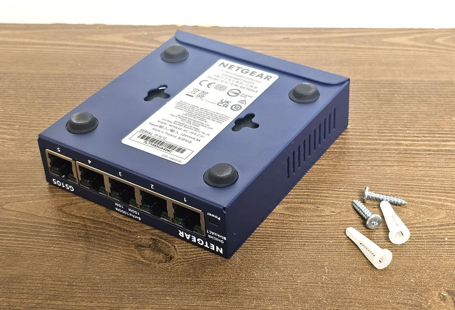 제품 바닥의 거치 홀과 동봉된 설치 가이드를 통해 벽걸이 설치도 가능하다 / 출처=IT동아