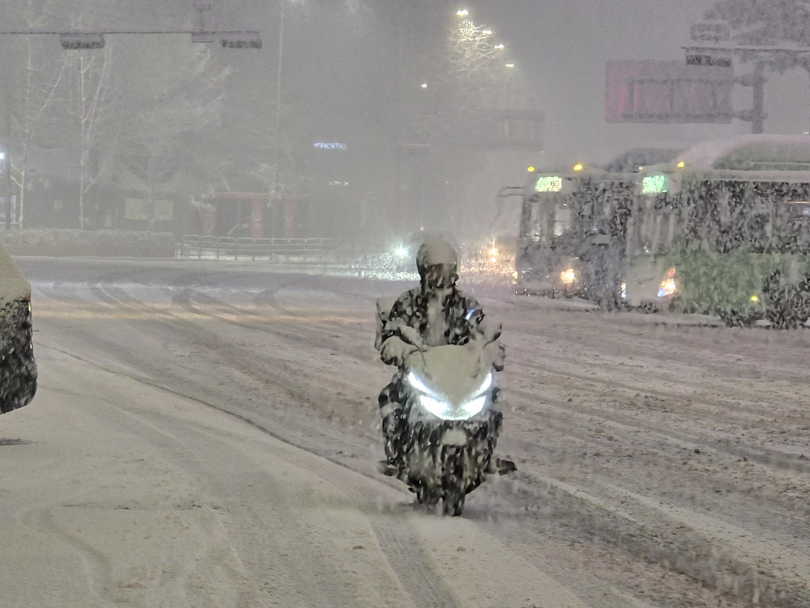 서울 전역에 대설특보가 발령된 4일 오후 서울 중구 서울역 앞 도로에서 배달 오토바이가 거북이 운행을 하고 있다. 2025.12.4/뉴스1