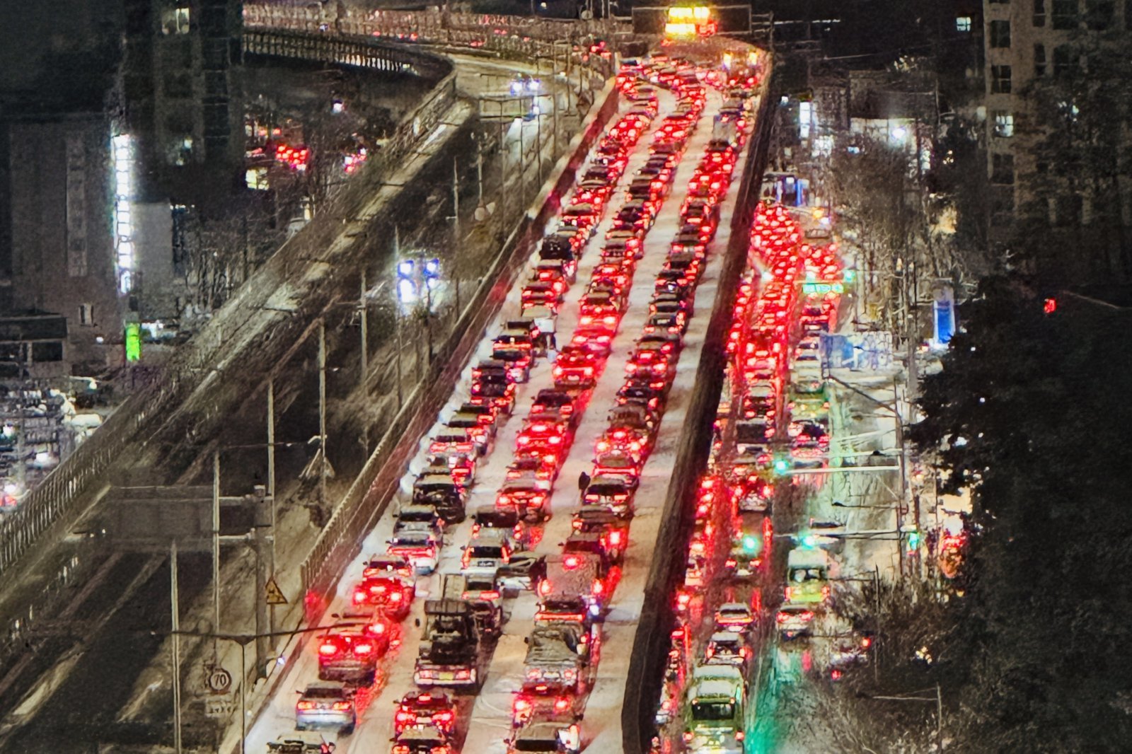 폭설이 내린 4일 서울 내부순환로 정릉램프 인근에서 차들이 서행하고 있다. 이날 내린 폭설로 오후 7시를 기해 내부순환로 전구간 진입이 통제됐다. 2025.12.4/뉴스1