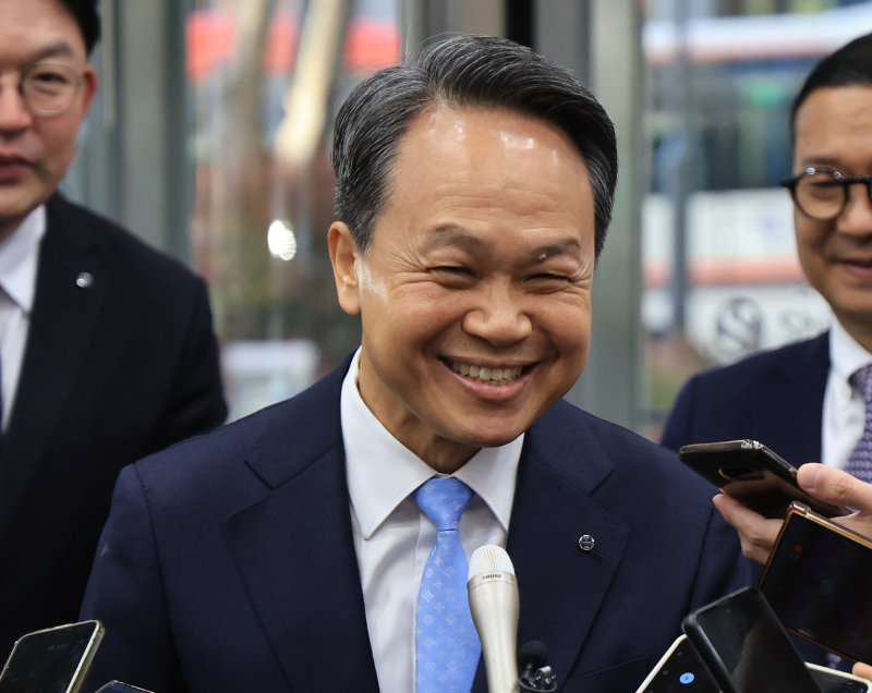 진옥동 현 신한금융지주 회장이 4일 차기 회장 후보군 면접이 열린 서울 중구 신한금융지주 본사에서 미소를 짓고 있다. 뉴스1