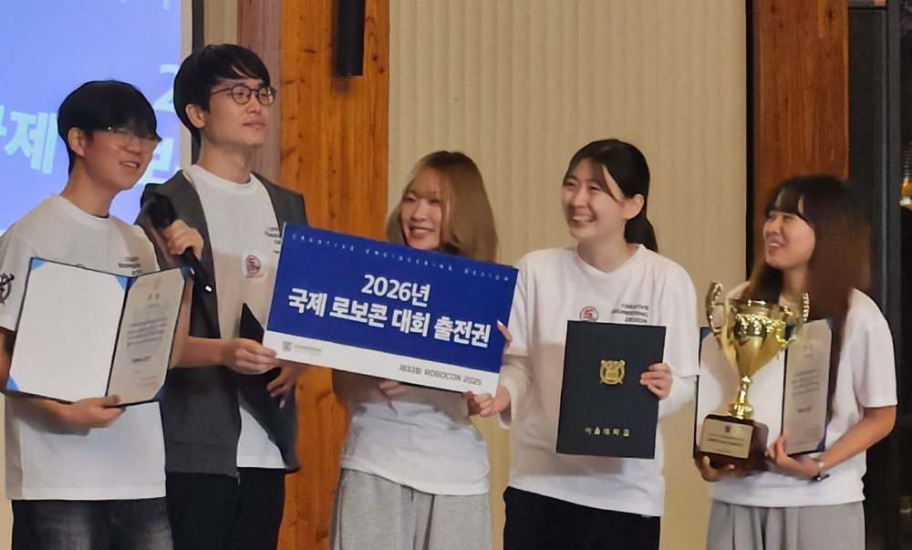 지난달 21일 서울대 기계공학부가 주최한 로보콘(로봇 경진대회)에서 우승한 ‘5vertake(오버테이크)’ 팀. 왼쪽부터 자유전공학부 정지운 씨와 의사 출신 편입생 김원재 씨, 기계공학부 윤혜주 박서현 조성은 씨. 서울대 공과대학 제공