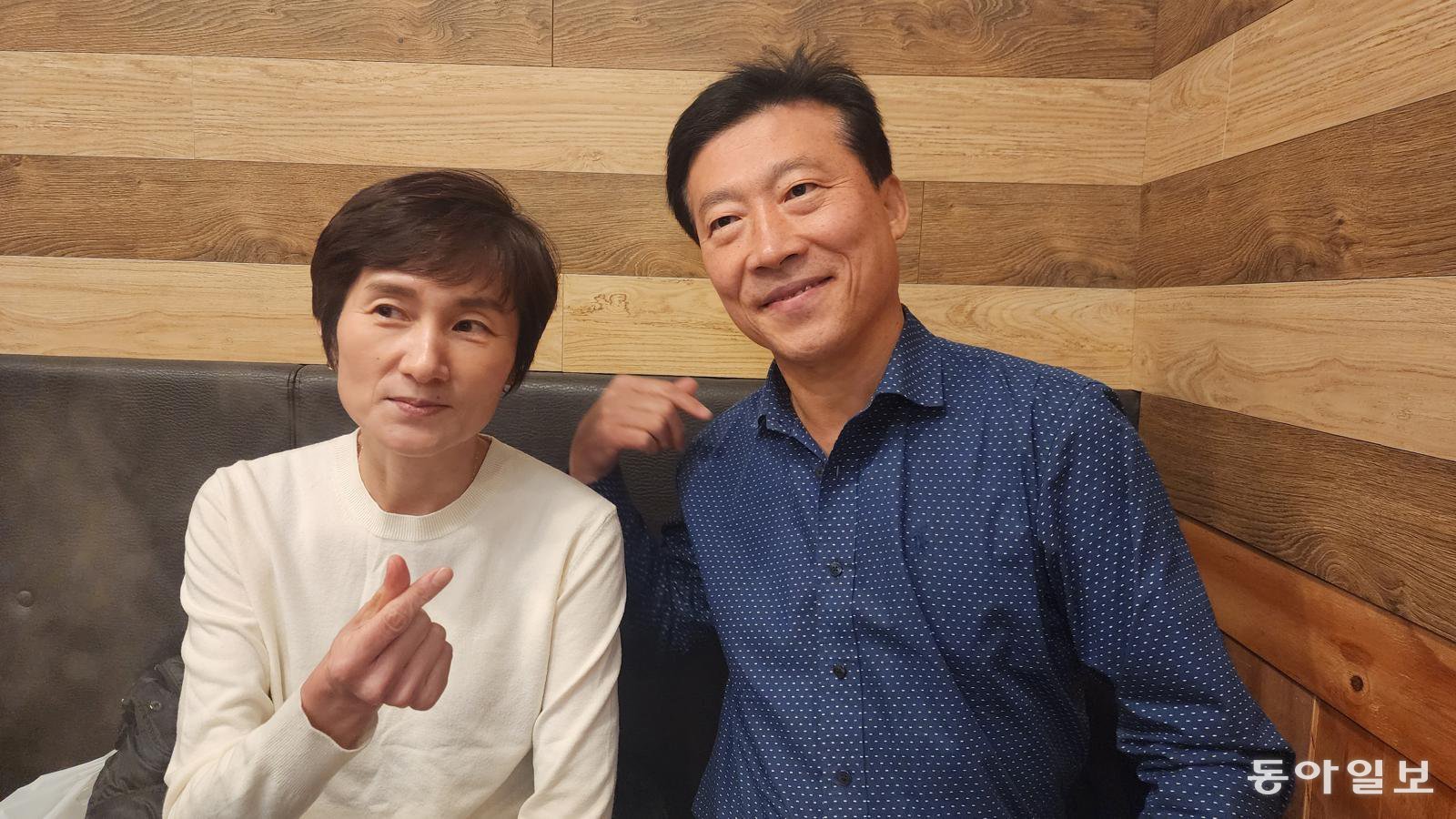 세월이 지나도 변함없는 우리의 간격. 네가 있어 인생 참 잘 살았다. 현정화와 김택수. 맨 위 사진은 국가대표 시절 두 사람. 유재영 기자 elegant@donga.com