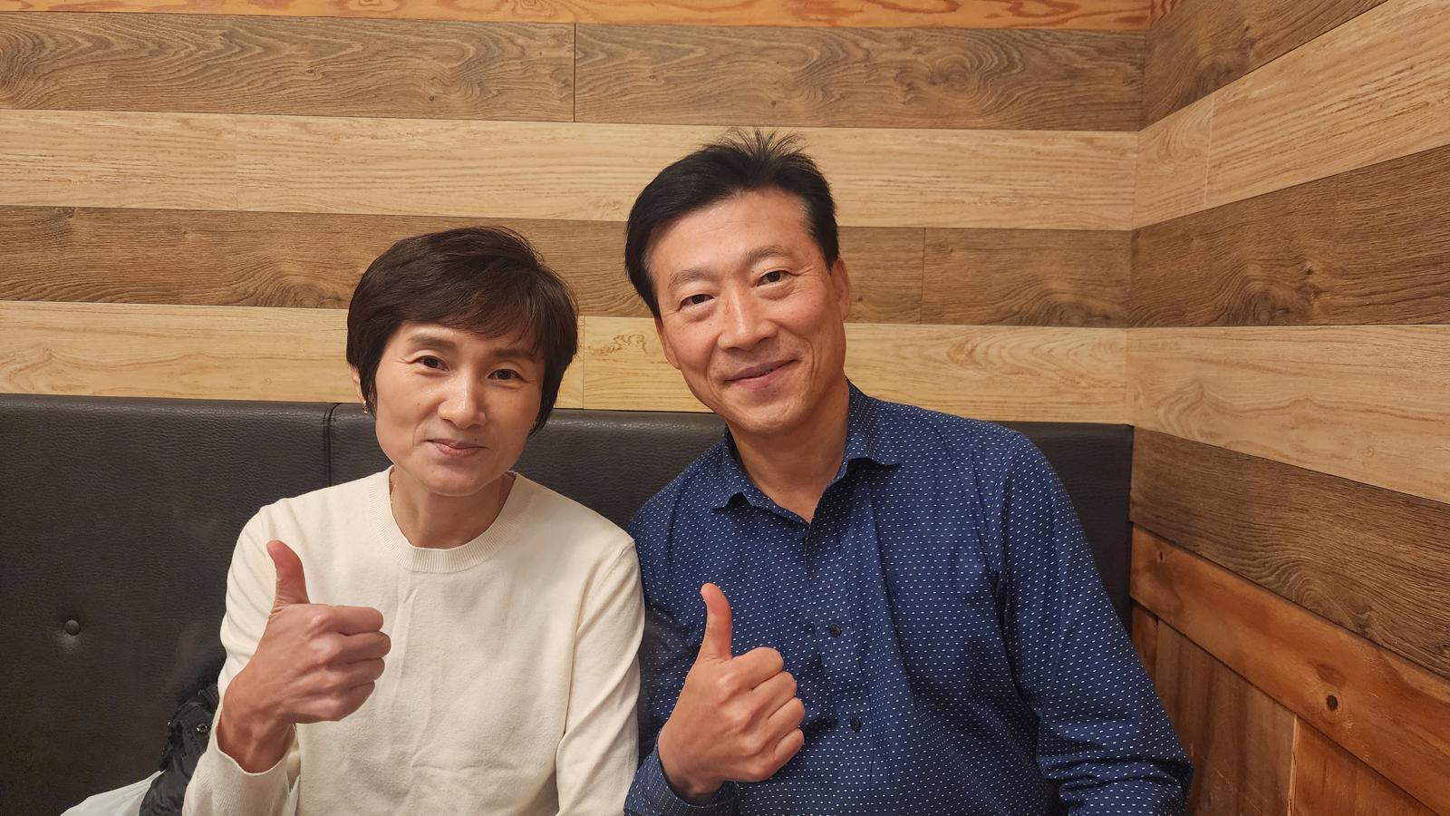 전화는 씹어도 챙기지 않고는 못 참는 사이. 고마워. 서로에게 ‘엄지 척’. 유재영 기자 elegant@donga.com