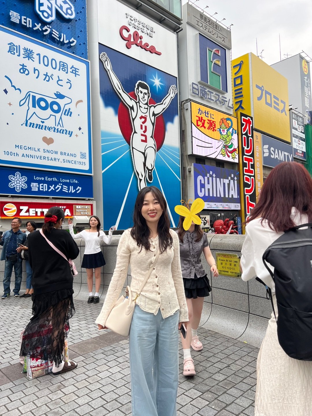 올해 5월 일본 나고야에서 열린 전시회에 참가한 이지혜 씨가 짬을 내 오사카 도톤보리 다리 ‘글리코 상’ 앞에서 사진을 찍고 있다.