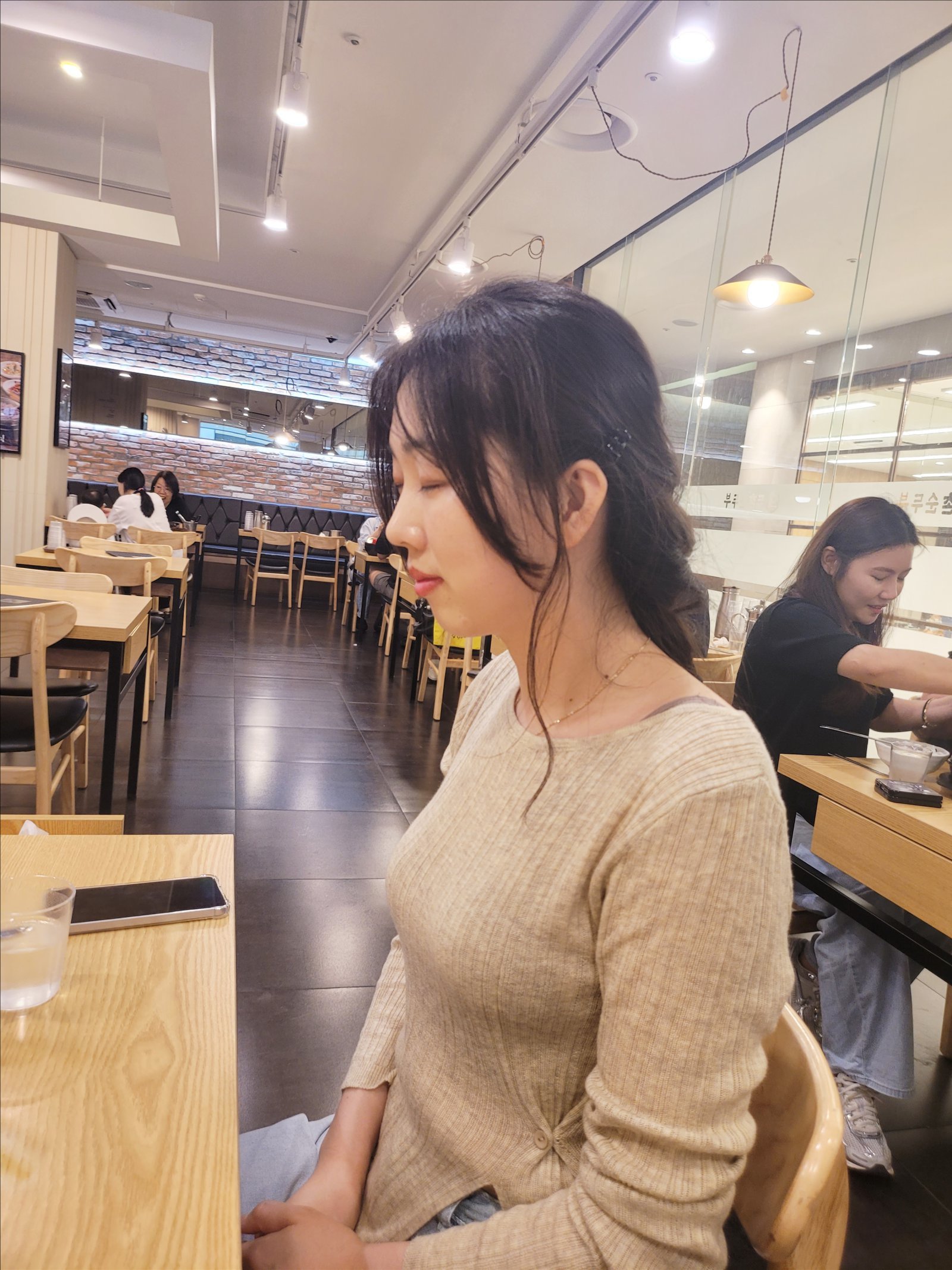 학업과 전시회, 일을 병행하는 바쁜 스케줄 속에선 앉기만 하면 졸음이 쏟아졌다. 식당에서 음식을 기다리면서 쪽잠에 빠진 이지혜 씨를 친구가 찍었다.