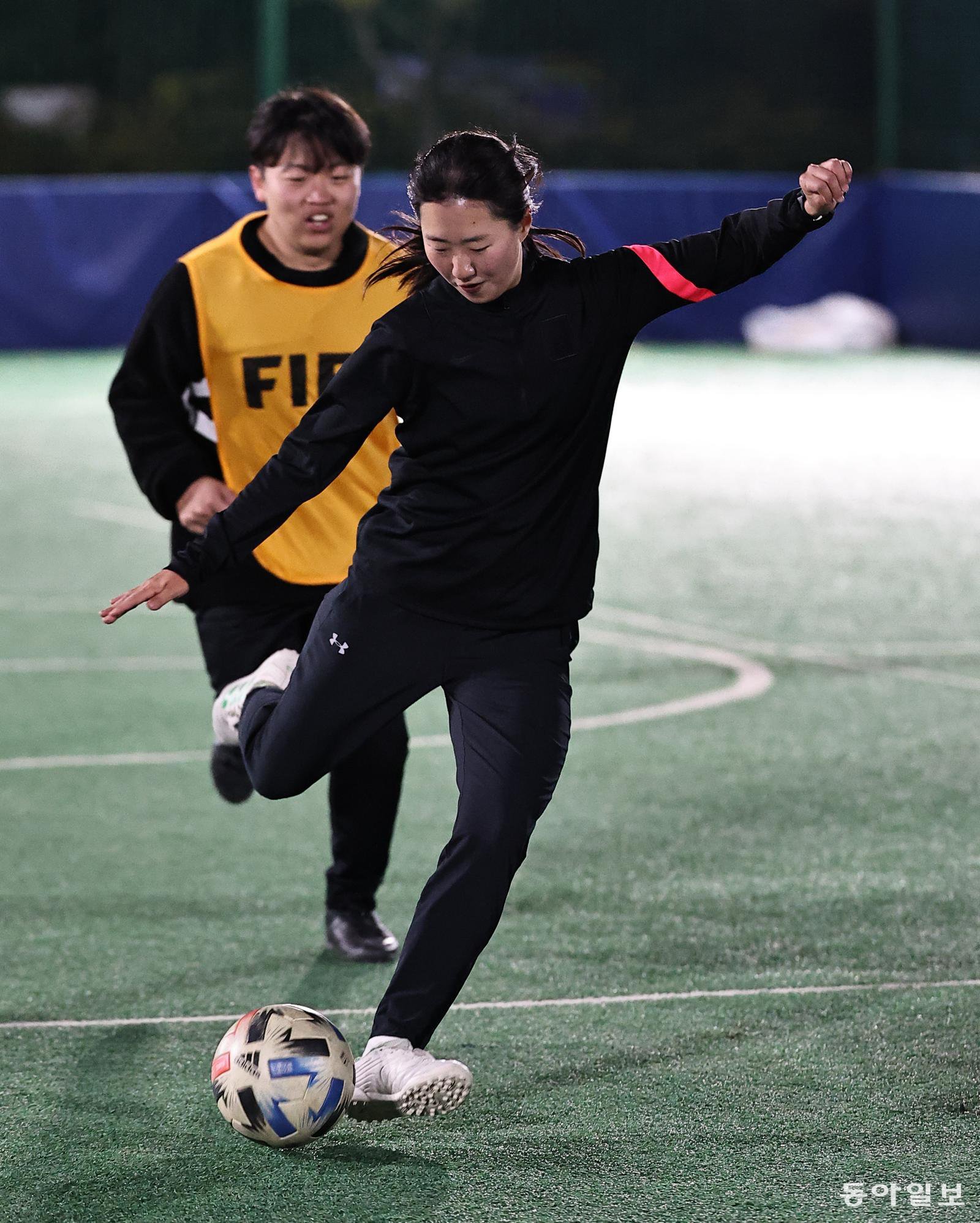 권진희 한국도핑방지위원회(KADA) 홍보실 대리가 서울 송파구 송내유수지축구장 풋살장에서 남성들과 플레이하며 슈팅을 날리고 있다. 어릴 때 주말 조기축구 나가는 아빠를 따라다니며 축구를 접한 그는 서울시립대 여자축구부 창단 멤버로 활약했고, 사회생활을 하면서도 축구로 건강을 다지고 있다. 양회성 기자 yohan@donga.com