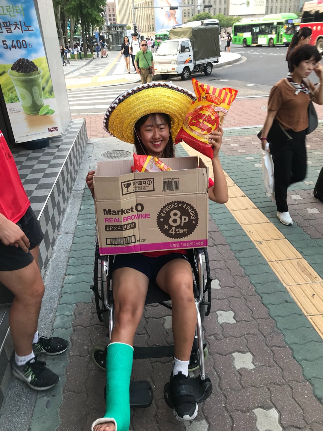 오른쪽 정강이뼈 골절로 수술까지 한 권진희 대리가 2018년 러시아 월드컵 때 한국-멕시코 경기를 응원하기 위해 휠체어를 타고 서울 광화문 거리 응원에 나서고 있다. 권진희 대리 제공