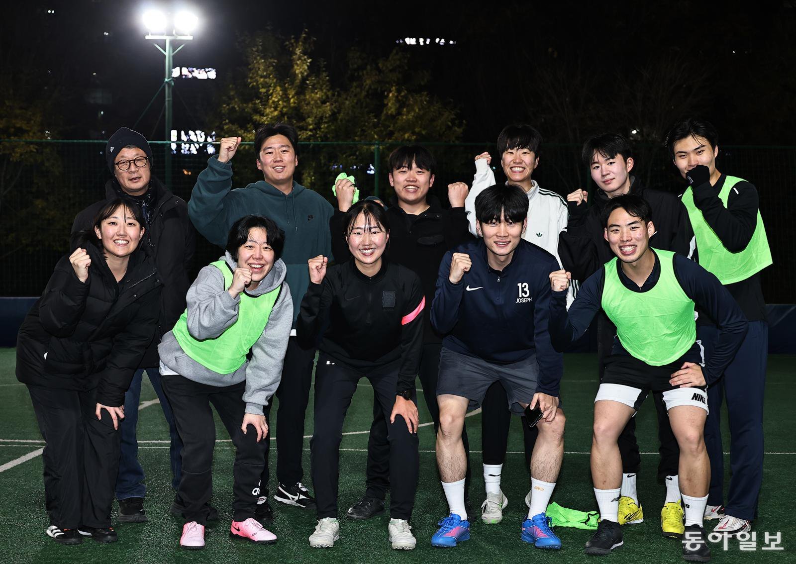 권진희 대리(앞줄 가운데)가 서울 송파구 송내유수지축구장 풋살장에서 한국도핑방지위원회(KADA) 혼성팀 풋살 경기를 마친 뒤  함께 파이팅을 외치고 있다. 양회성 기자 yohan@donga.com