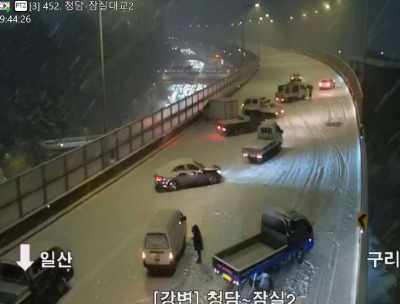 4일 서울에 대설특보가 발효된 가운데 광진구 강변북로 청담대교 북단에서 차들이 눈길에 미끄러져 뒤엉켜 있다. 이날 주요 도로가 통제되고 곳곳에서 교통사고가 나며 퇴근길 도로는 ‘교통 지옥’으로 변했다. 서울시교통정보시스템 캡처