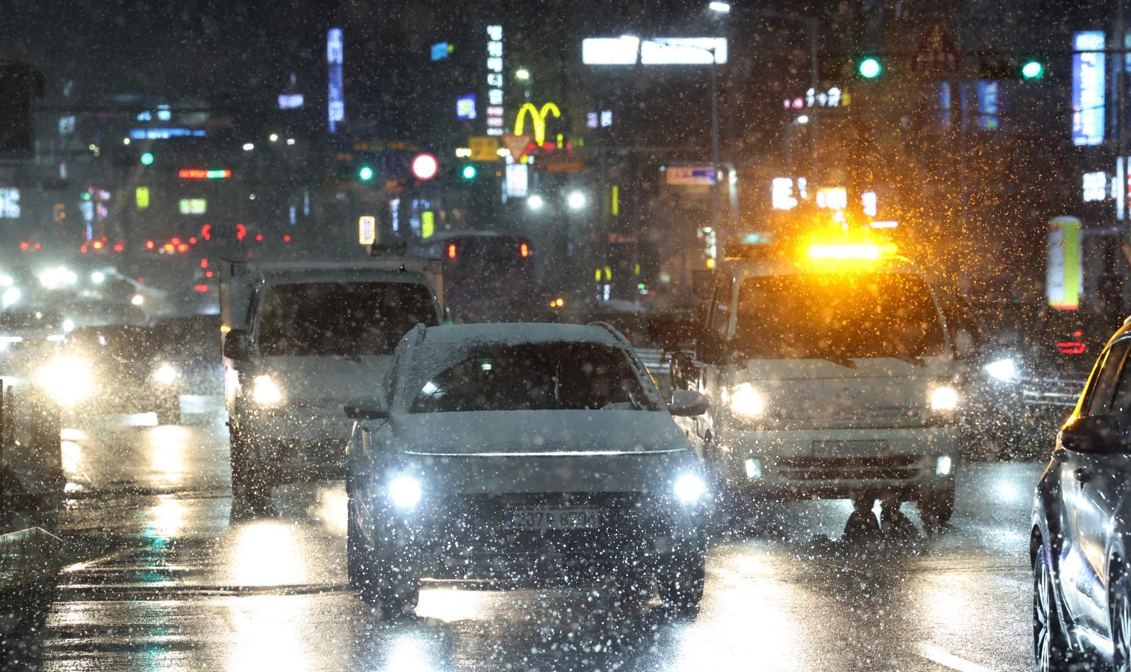 서울 전역을 포함한 수도권에 대설주의보가 내려진 4일 오후 경기 화성시 송화초등학교 인근 경기대로에 많은 눈이 내리고 있다. 2025.12.4/뉴스1