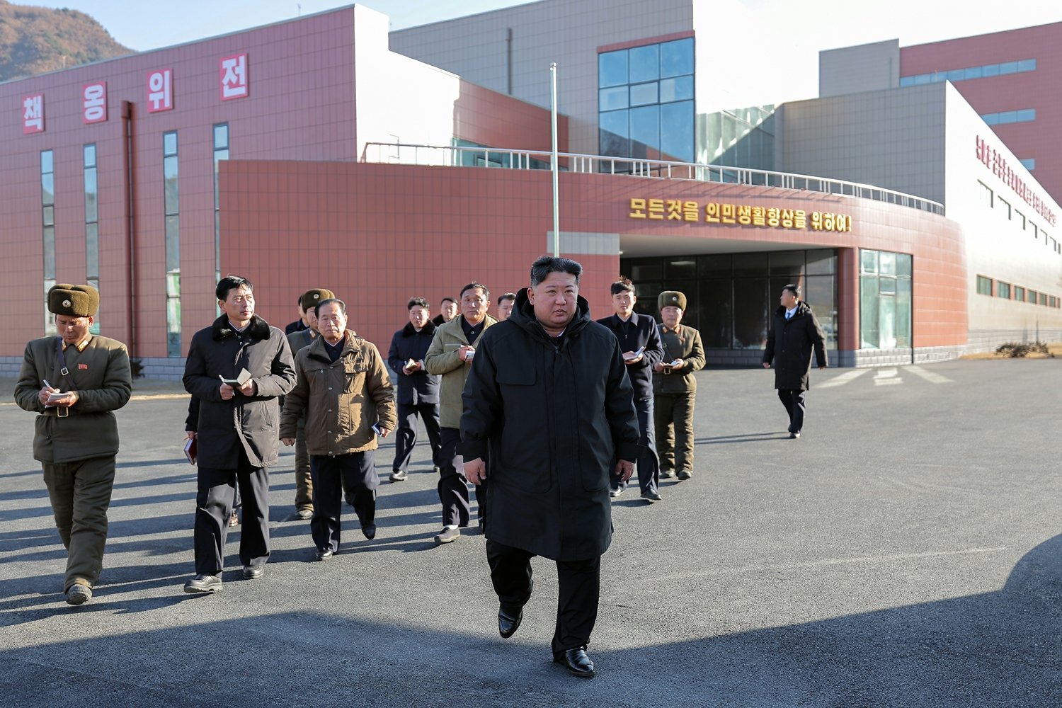 김정은 “2년도 안돼 지방에 공장 40개…인민 삶 개선 혁명”