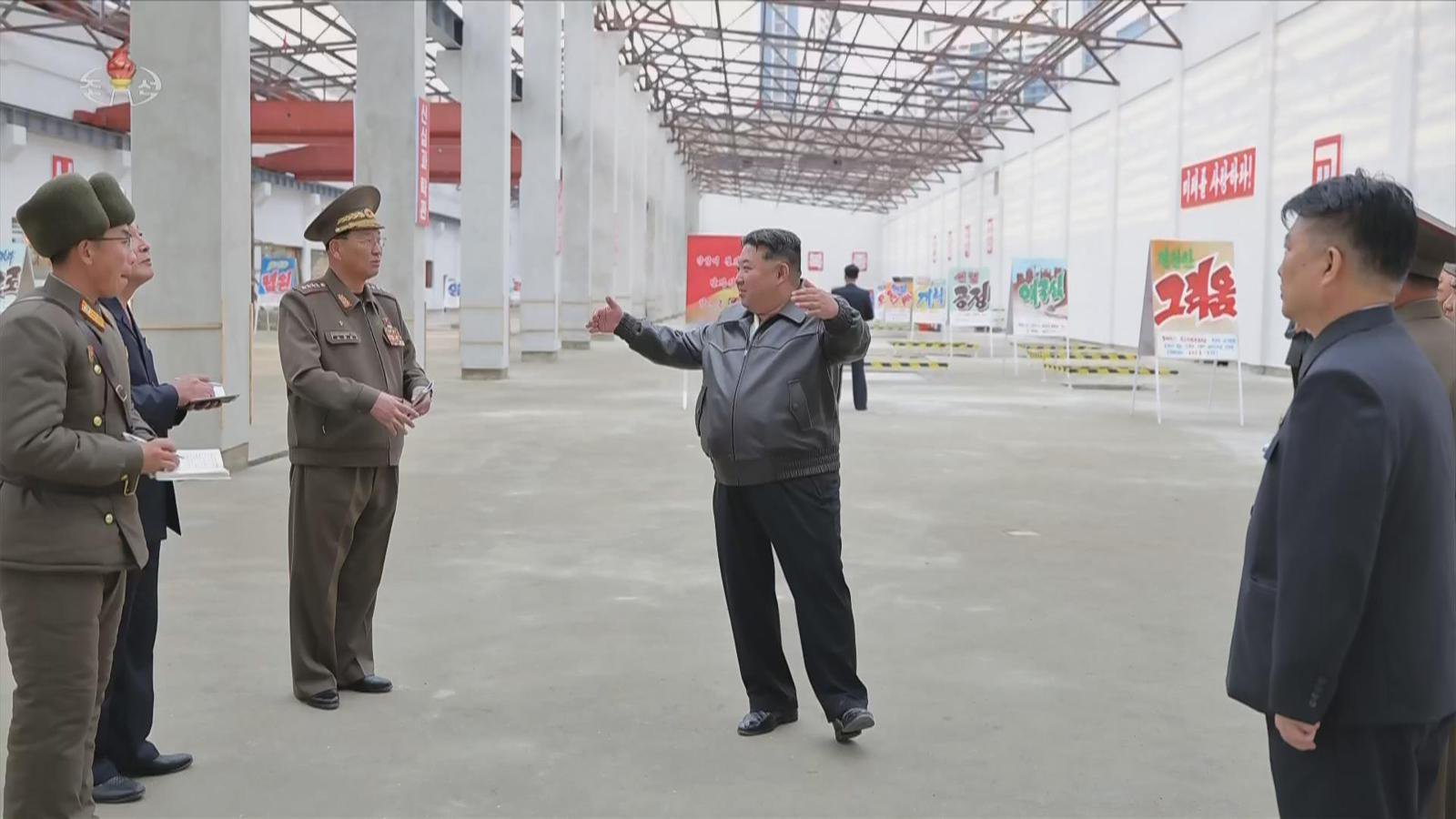 [서울=뉴시스] 북한 조선중앙TV는 김정은 북한 국무위원장이 지난 4일 학용품공장과 교구비품공장 건설사업을 현지 지도했다고 5일 보도했다. (사진=조선중앙TV 캡쳐) 2025.11.05. photo@newsis.com *재판매 및 DB 금지