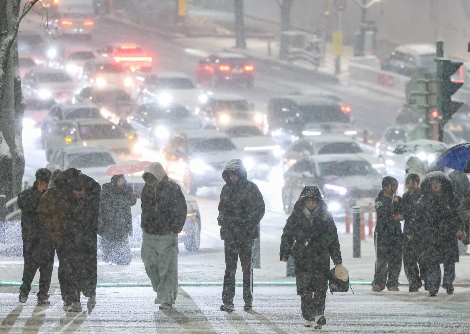 서울·인천·경기·강원 대설주의보가 발효된 4일 오후 서울 중구 거리에 눈이 내리고 있다. 2025.12.04. 서울=뉴시스