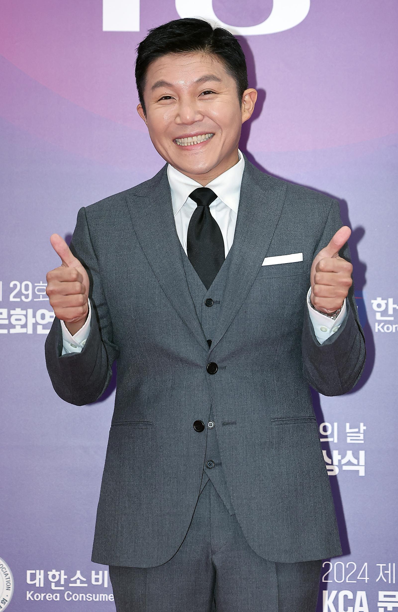 조세호가 조직폭력배 연루설을 전면 부인했다. 소속사는 금품 수수·친분설 등이 모두 추측에 불과한 허위 주장이라며 명예훼손 등 강경 법적 대응을 예고했다. ⓒ News1