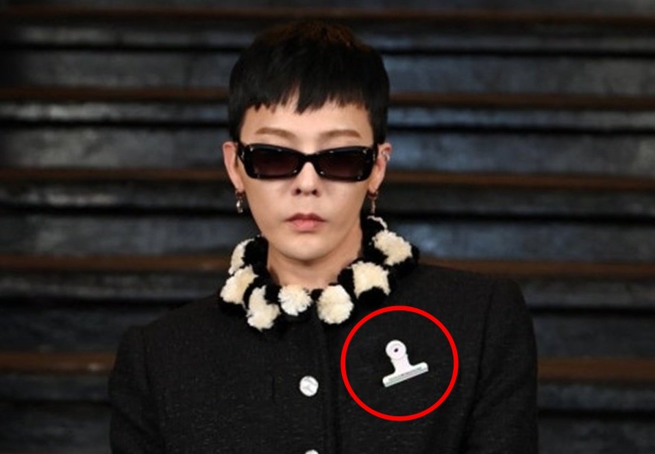 샤넬 2026 공방 컬렉션 쇼에 참석한 지드래곤이 시즌을 넘나드는 스타일링과 피스마이너스원 브로치로 독보적 ‘지디룩’을 선보이며 글로벌 패션 아이콘 면모를 입증했다. 사진=샤넬