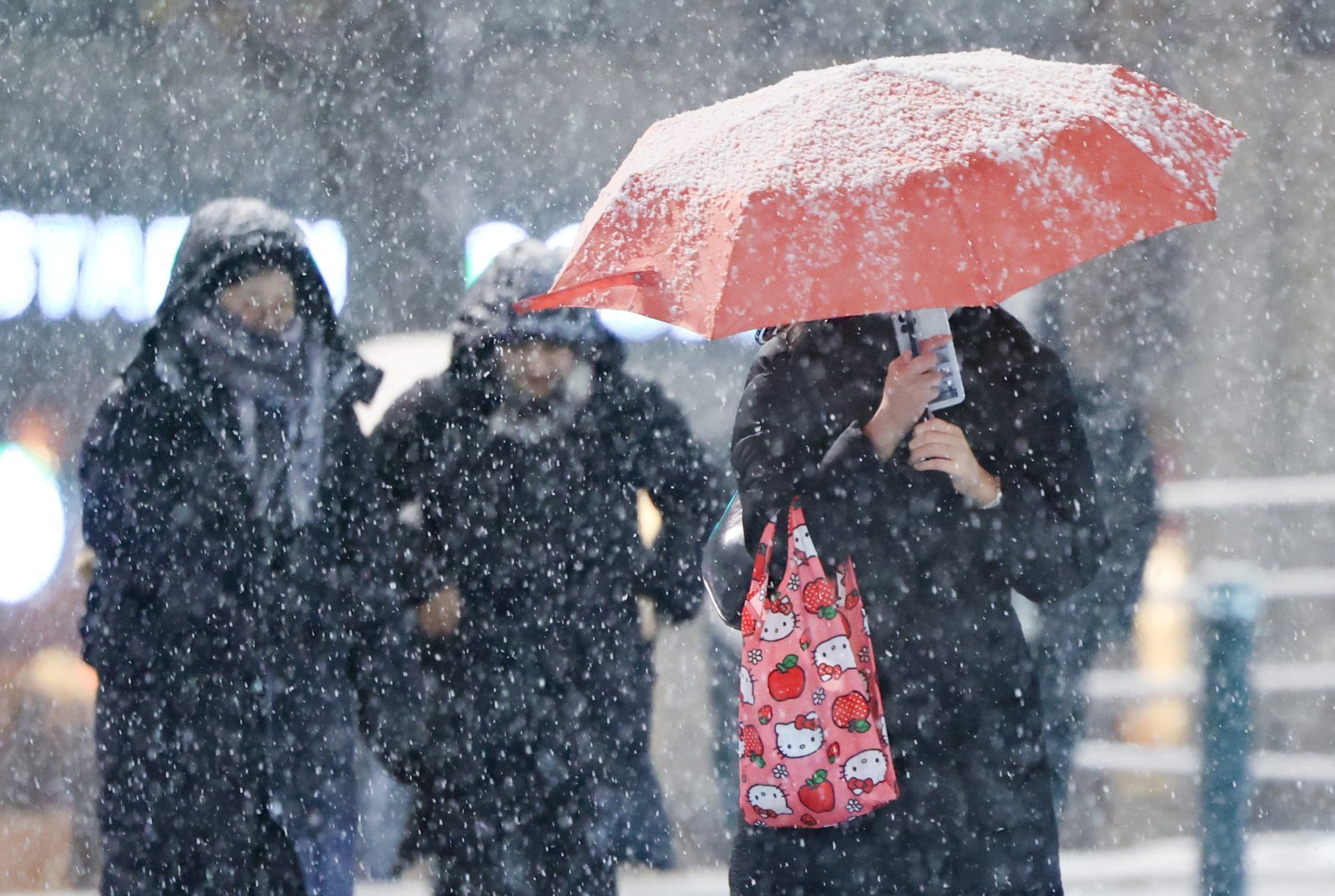 서울·인천·경기·강원 대설주의보가 발효된 4일 오후 서울 중구 거리에 눈이 내리고 있다. 2025.12.04 [서울=뉴시스]