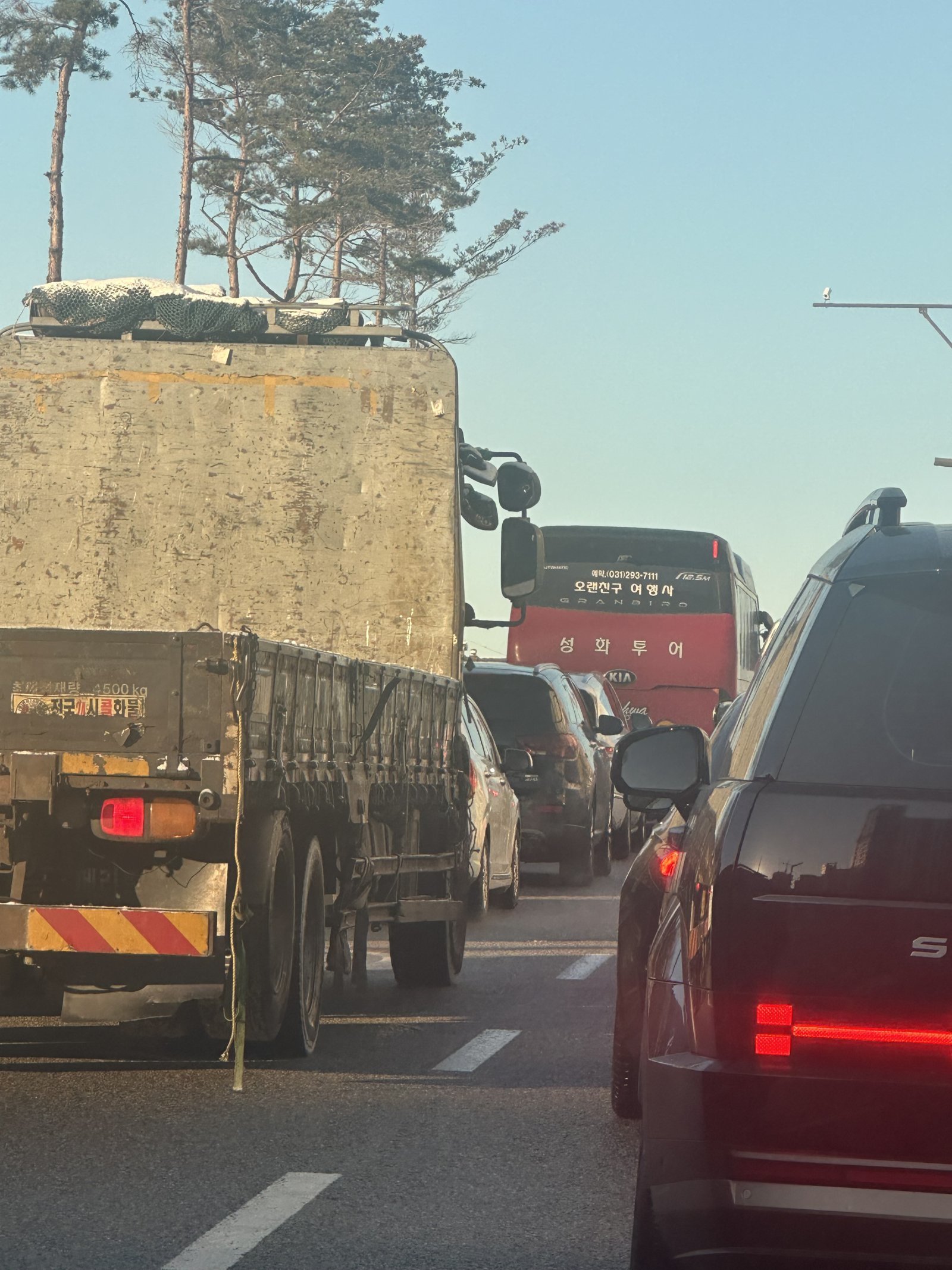 화성 동탄2신도시 목동 일대 도로에서 동탄숲 생태터널 공사로 출근길 차량들이 길게 줄지어 서 있다.