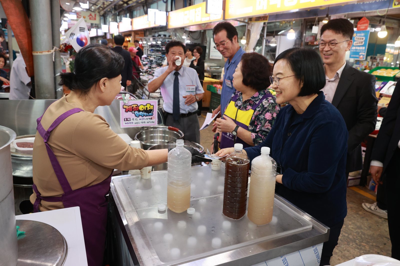 한성숙 중소벤처기업부 장관이 1일 서울 서대문구 독립문 영천시장을 방문해 물건을 구입하고 상인들을 격려하고 있다. (중소벤처기업부 제공. 재판매 및 DB금지)