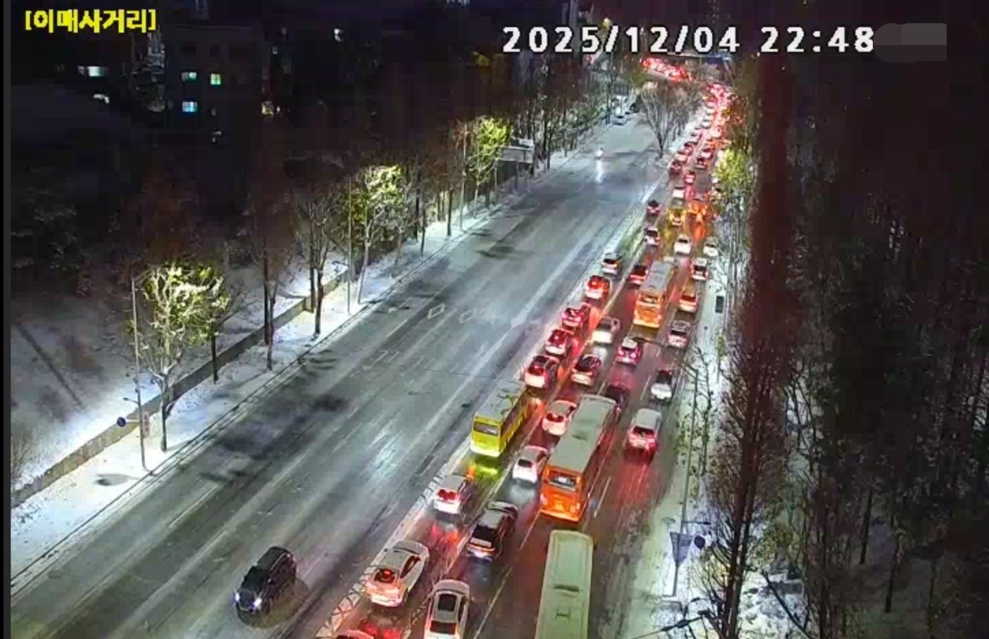 4일 오후 10시경 폭설로 차량이 멈춰 선 도로 상황. @SNS 갈무리