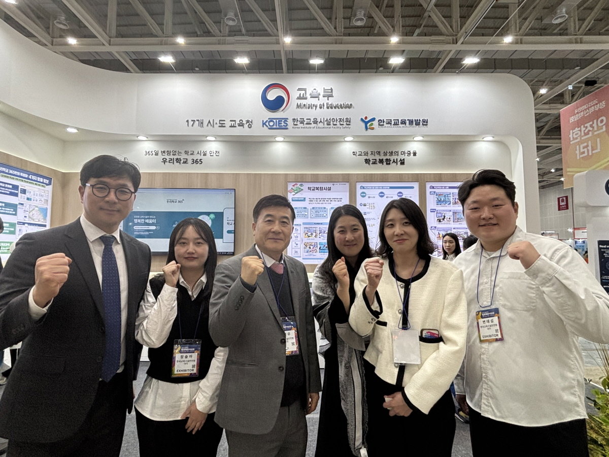 한국교육시설안전원 관계자들이 정부혁신박람회서 ‘우리학교 365’ 체험 부스에서 기념촬영하고 있다.