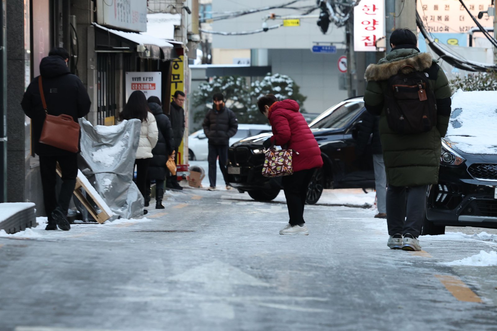 폭설 후 한파로 도로 곳곳이 얼어붙은 5일 오전 서울 중구 충무로역 인근에서 시민들이 빙판길을 조심히 걷고 있다. 2025.12.05 뉴시스