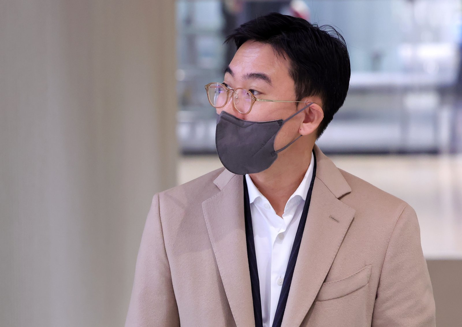 ‘김건희 집사 게이트’ 사건의 키맨으로 지목된 조영탁 IMS모빌리티 대표가 27일 오전 서울 종로구 KT 광화문빌딩 웨스트에 마련된 김건희 여사 의혹을 수사하는 민중기 특별검사 사무실로 출석하고 있다. 2025.11.27 [서울=뉴시스]