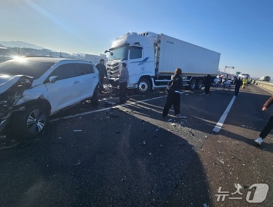 5일 오전 9시 10분쯤 충북 청주시 청원구 오동동 3순환로에서 차량 9대가 연쇄 추돌했다.(청주동부소방서 제공)