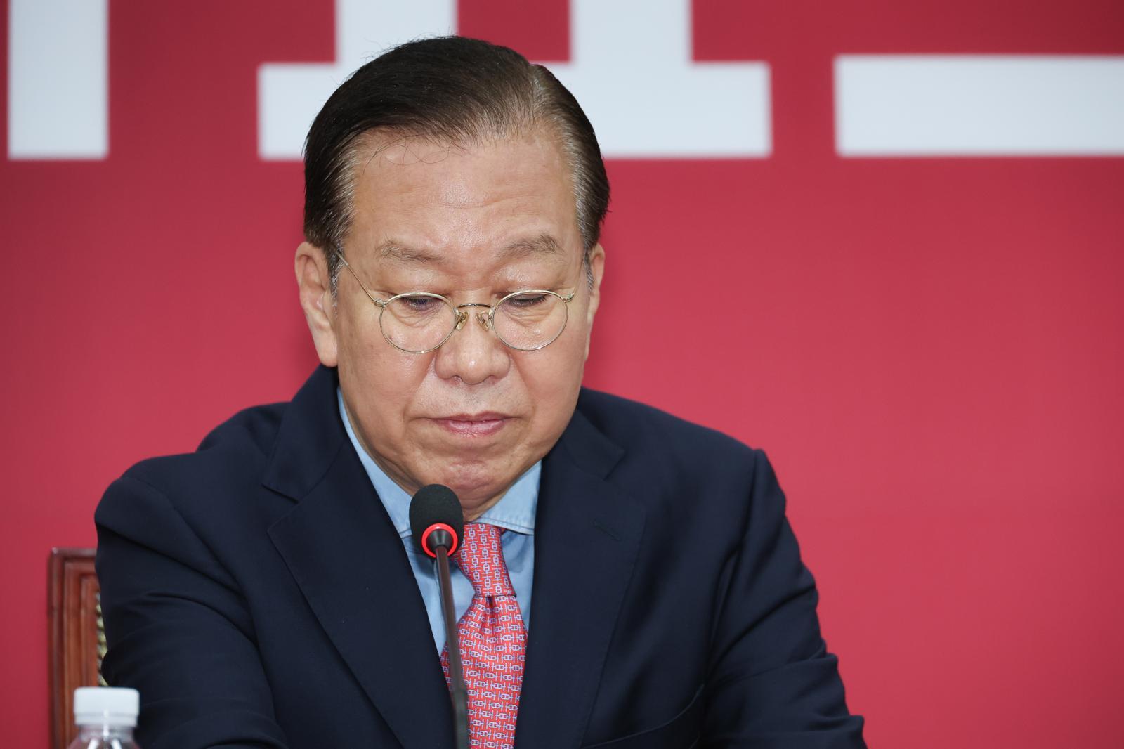 권영세 국민의힘 비상대책위원장이 10일 서울 여의도 국회에서 김문수 대통령 후보 자격 취소·한덕수 예비후보 입당 및 대선후보 등록 과정에 대해 기자회견을 하고 있다. 2025.5.10/뉴스1