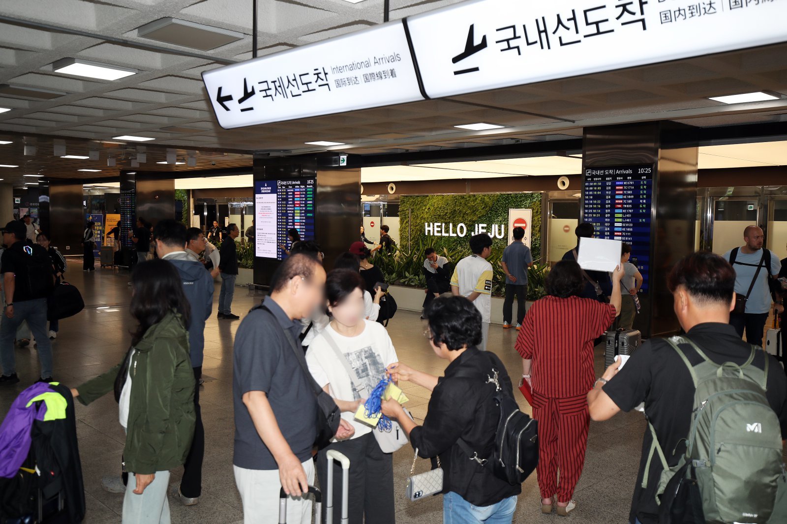제주국제공항이 귀성객과 관광객들로 북적이고 있다. 2025.10.2/뉴스1