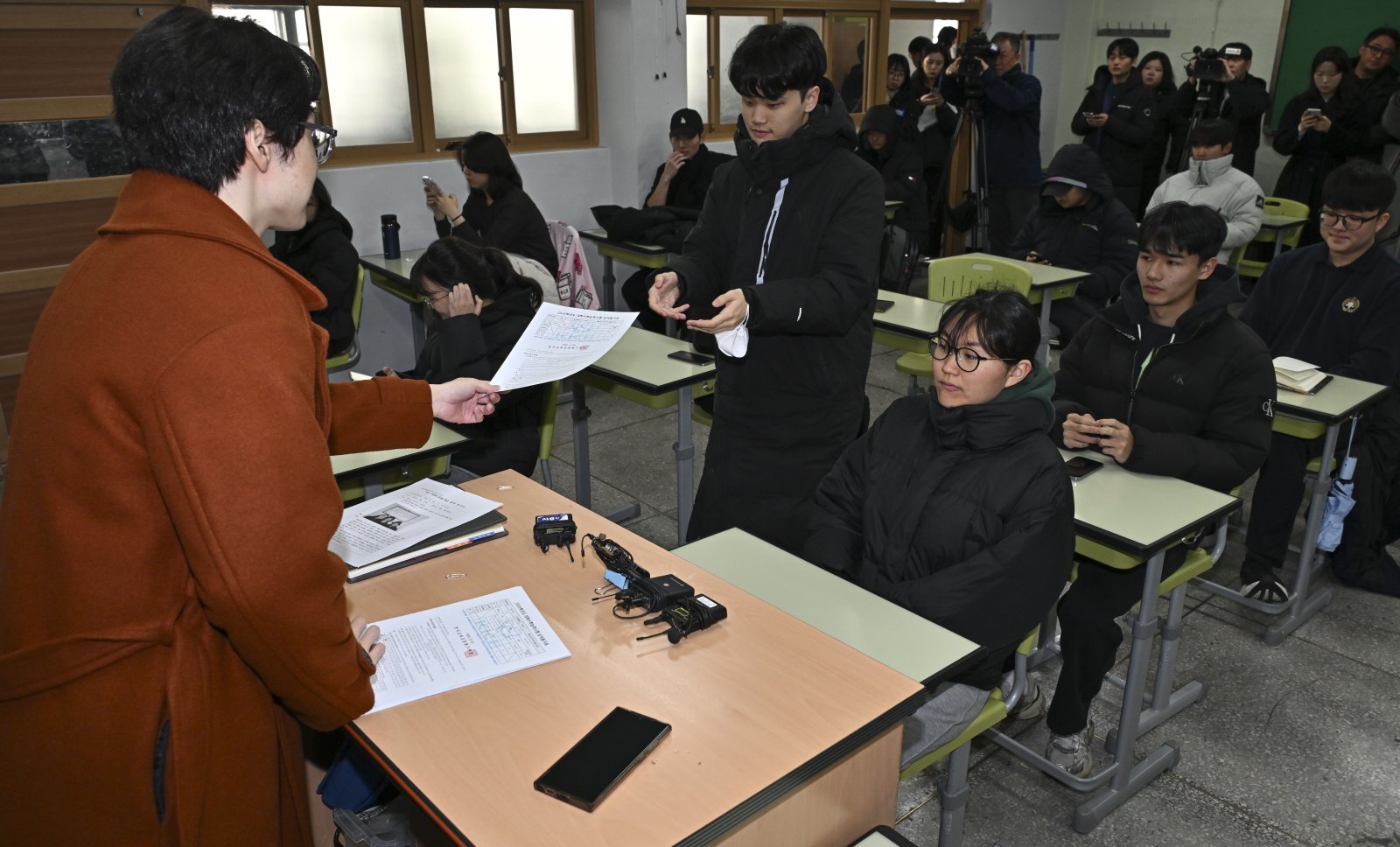 2026학년도 대학수학능력시험(수능) 성적표가 배부된 5일 서울 광진구 광남고등학교에서 담임선생님이 수험생에게 성적표를 배부하고 있다. (공동취재) 2025.12.05 뉴시스